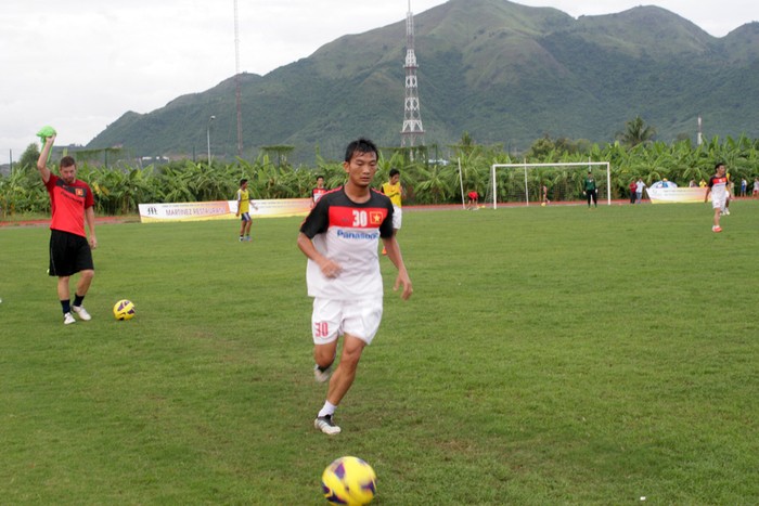 Thầy trò HLV Phan Thanh Hùng đang gấp rút hoàn tất những khâu chuẩn bị cuối cùng trước khi lên đường sang Thái Lan tham dự AFF Suzuki Cup 2012 tại Nha Trang.